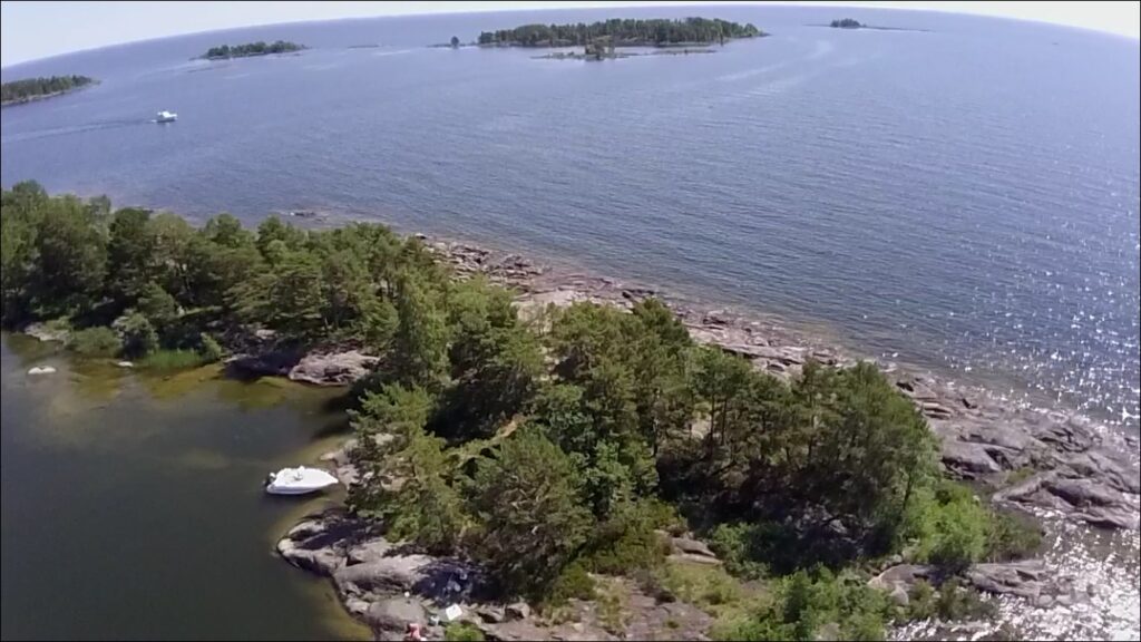 En typisk sommarvik i Tössebäckens skärgård i juli 2015. FOTO: Peter Gyllander